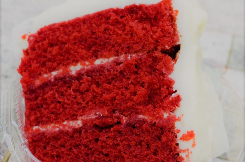 Красный бархатный торт с глазурью из сливочного сыра